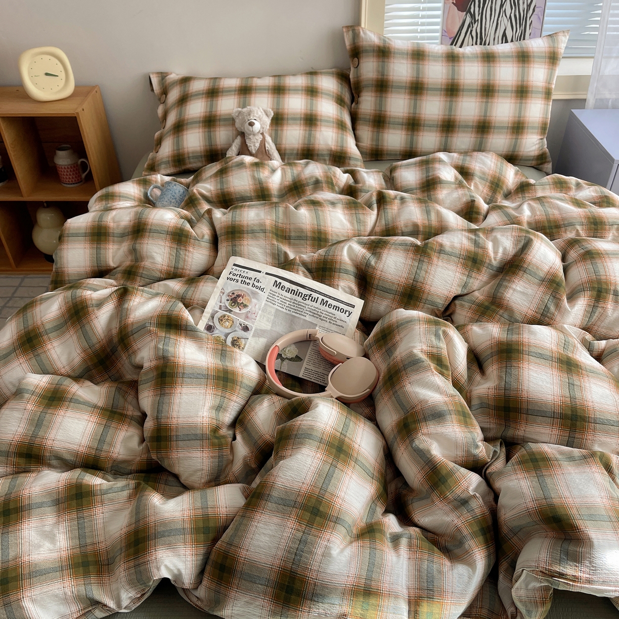 91家纺网 家纺一手货源 找家纺 优兰朵 2025新款新年热款格子条纹双拼繁花云感木棉纽扣款宿舍新款老钱风四件套 葵野