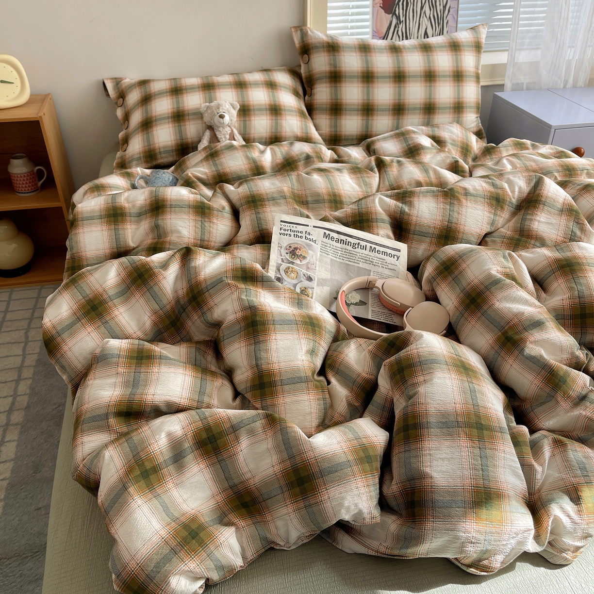 91家纺网 家纺一手货源 找家纺 优兰朵 2025新款新年热款格子条纹双拼繁花云感木棉纽扣款宿舍新款老钱风四件套 葵野