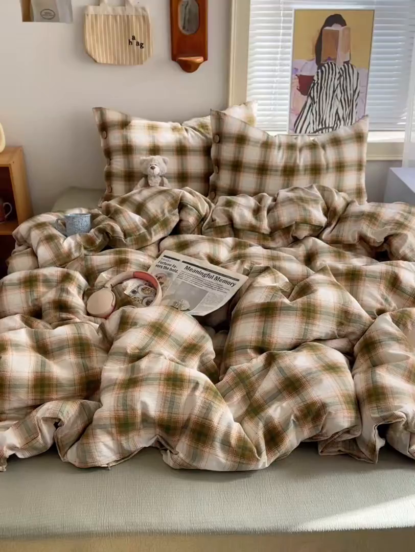 91家纺网 家纺一手货源 找家纺 优兰朵 2025新款新年热款格子条纹双拼繁花云感木棉纽扣款宿舍新款老钱风四件套 葵野