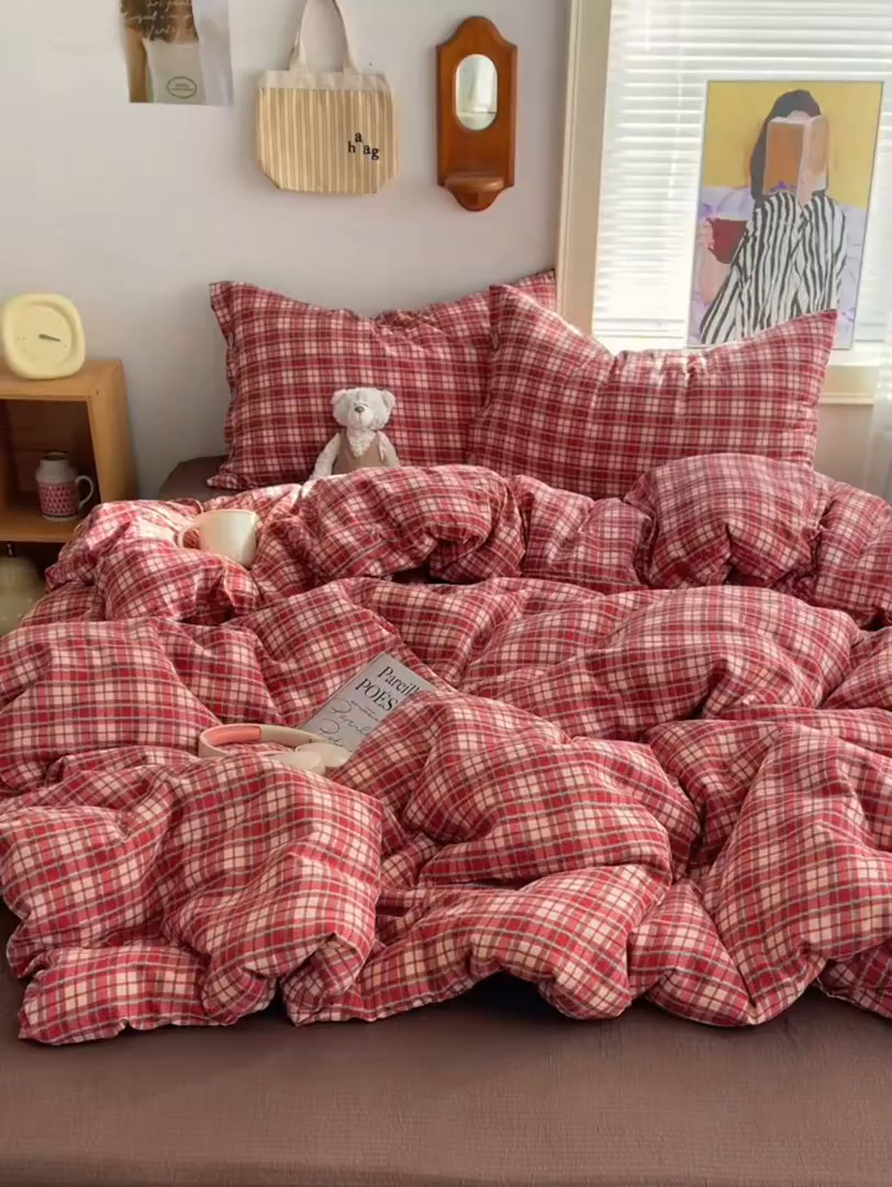 91家纺网 家纺一手货源 找家纺 优兰朵 2025新款新年热款格子条纹双拼繁花云感木棉纽扣款宿舍新款老钱风四件套 圣诞