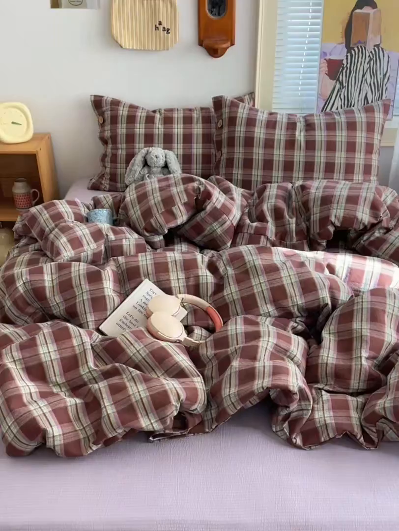 91家纺网 家纺一手货源 找家纺 优兰朵 2025新款新年热款格子条纹双拼繁花云感木棉纽扣款宿舍新款老钱风四件套 薄巧