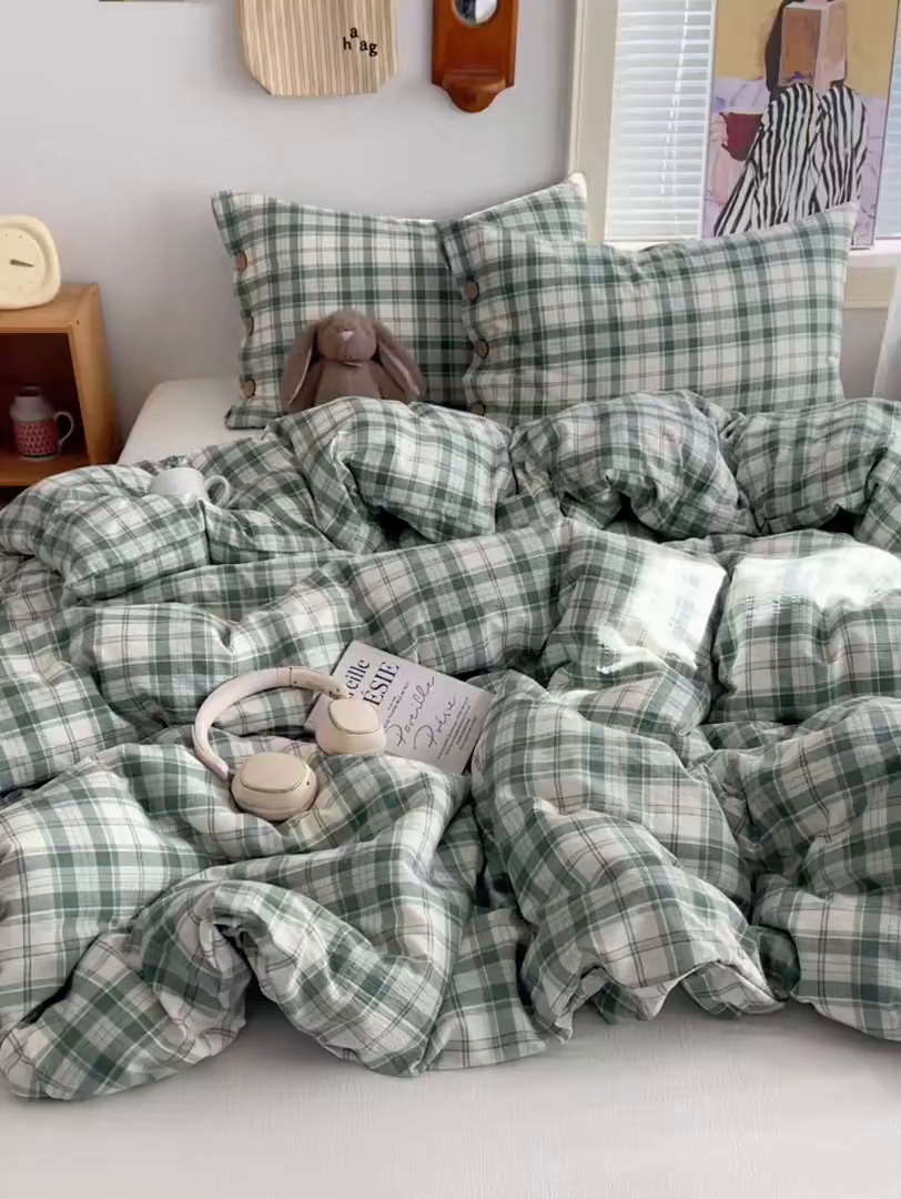 91家纺网 家纺一手货源 找家纺 优兰朵 2025新款新年热款格子条纹双拼繁花云感木棉纽扣款宿舍新款老钱风四件套 青柠