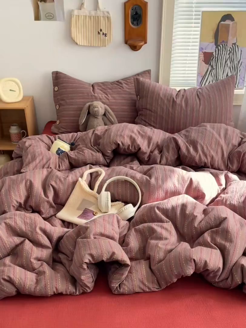 91家纺网 家纺一手货源 找家纺 优兰朵 2025新款新年热款格子条纹双拼繁花云感木棉纽扣款宿舍新款老钱风四件套 相思红豆