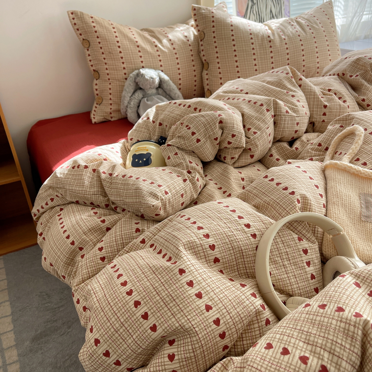 91家纺网 家纺一手货源 找家纺 优兰朵 2025新款新年热款格子条纹双拼繁花云感木棉纽扣款宿舍新款老钱风四件套 六子棋莓