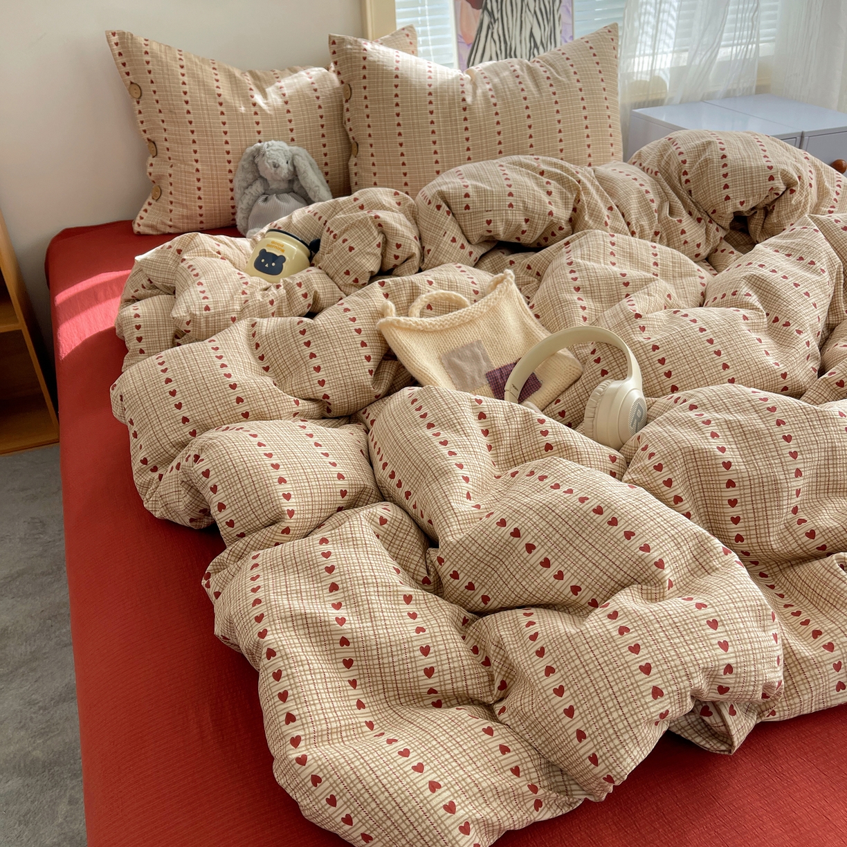 91家纺网 家纺一手货源 找家纺 优兰朵 2025新款新年热款格子条纹双拼繁花云感木棉纽扣款宿舍新款老钱风四件套 六子棋莓