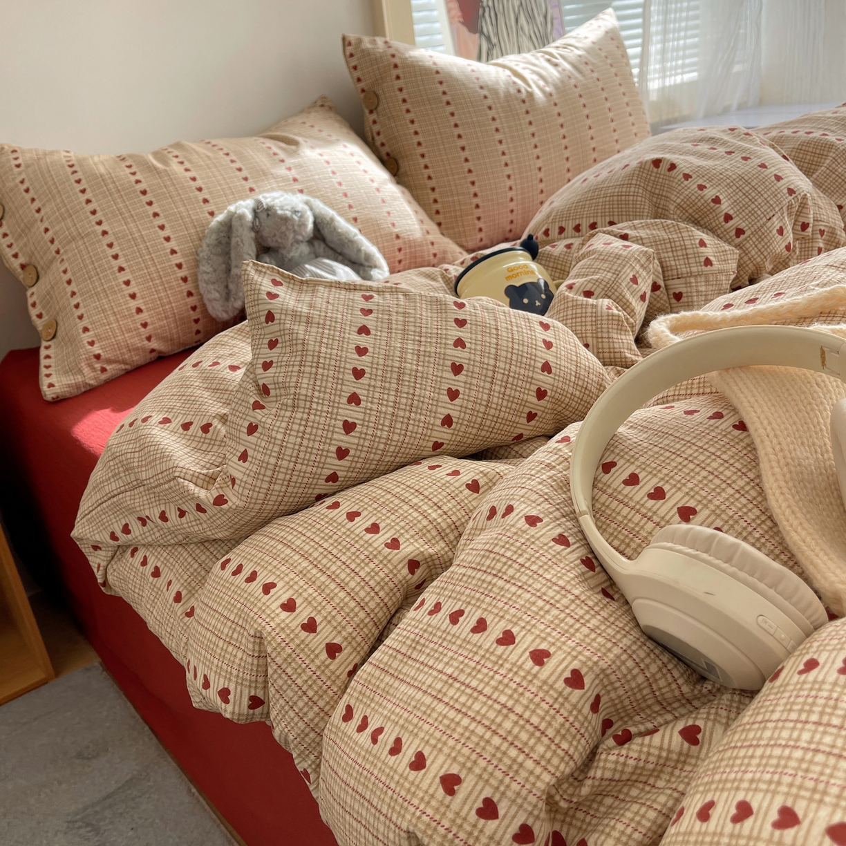 91家纺网 家纺一手货源 找家纺 优兰朵 2025新款新年热款格子条纹双拼繁花云感木棉纽扣款宿舍新款老钱风四件套 六子棋莓