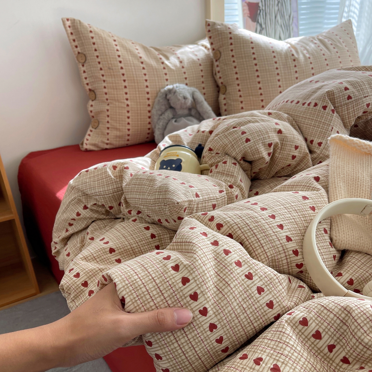 91家纺网 家纺一手货源 找家纺 优兰朵 2025新款新年热款格子条纹双拼繁花云感木棉纽扣款宿舍新款老钱风四件套 六子棋莓