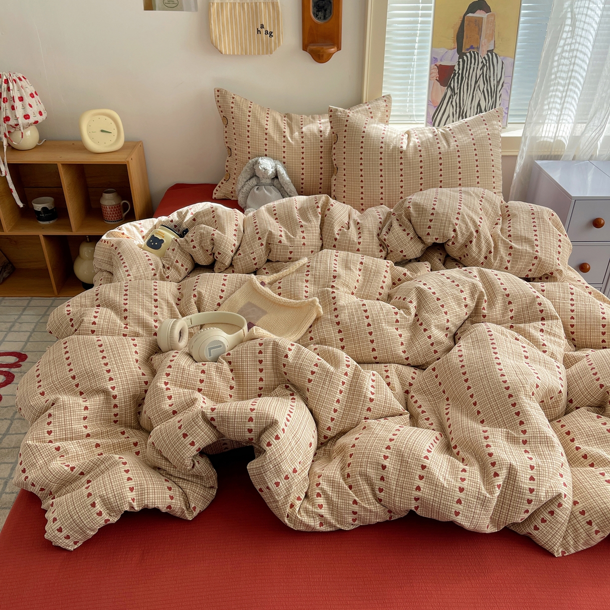 91家纺网 家纺一手货源 找家纺 优兰朵 2025新款新年热款格子条纹双拼繁花云感木棉纽扣款宿舍新款老钱风四件套 六子棋莓