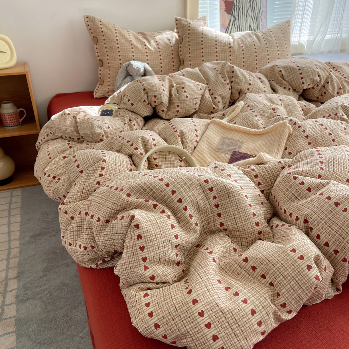 91家纺网 家纺一手货源 找家纺 优兰朵 2025新款新年热款格子条纹双拼繁花云感木棉纽扣款宿舍新款老钱风四件套 六子棋莓