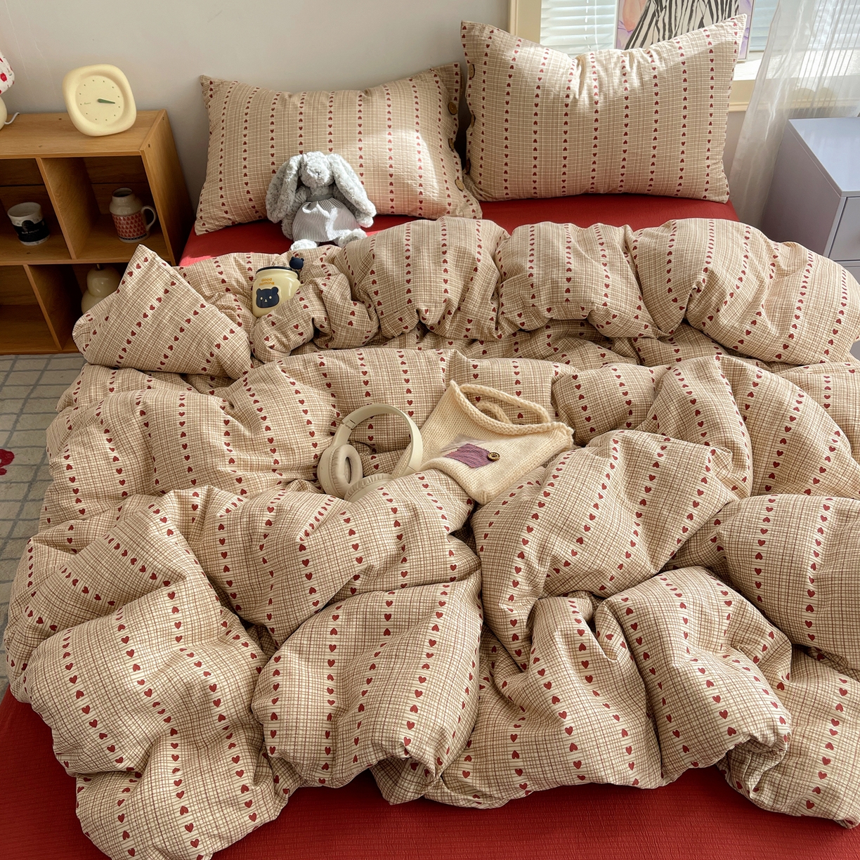 91家纺网 家纺一手货源 找家纺 优兰朵 2025新款新年热款格子条纹双拼繁花云感木棉纽扣款宿舍新款老钱风四件套 六子棋莓