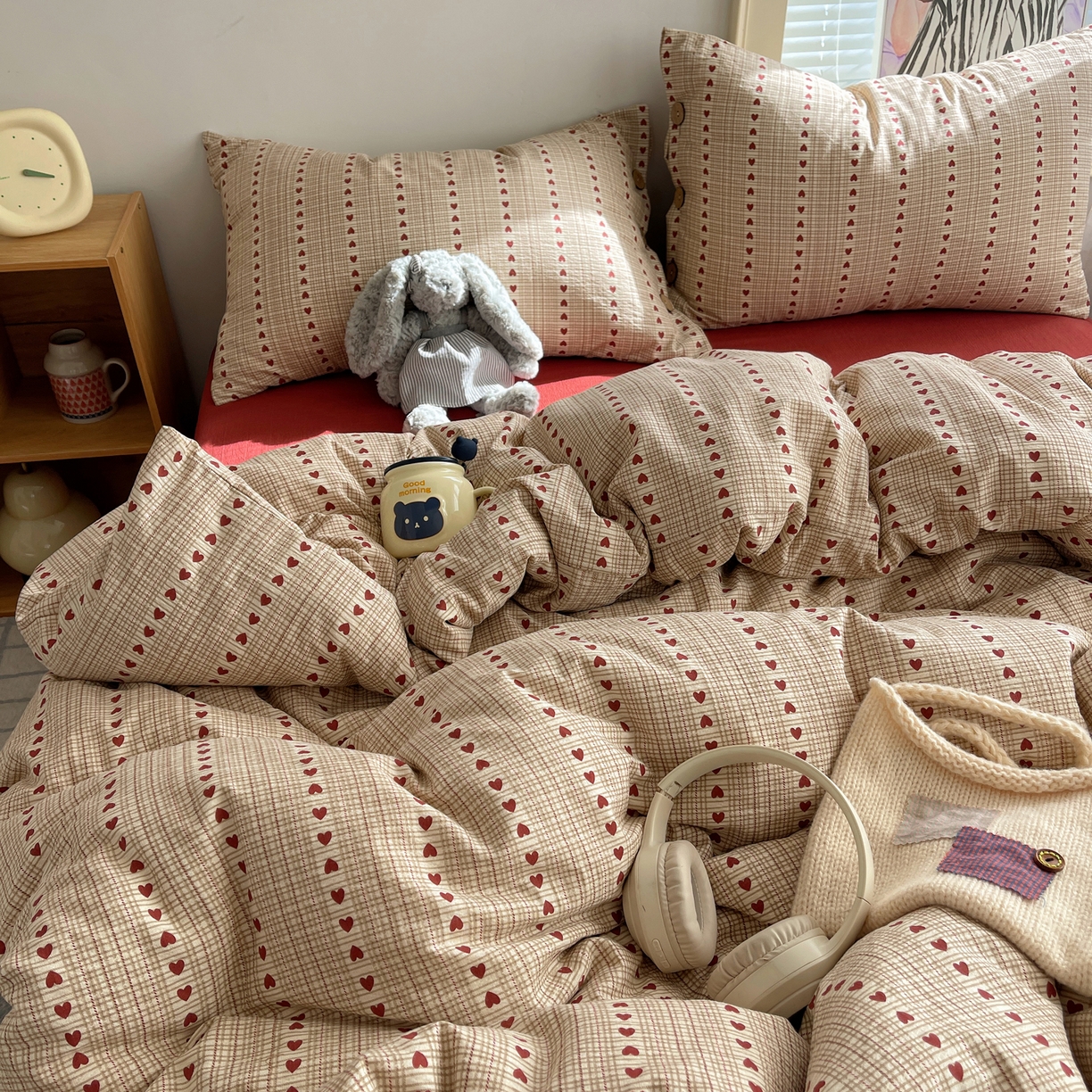 91家纺网 家纺一手货源 找家纺 优兰朵 2025新款新年热款格子条纹双拼繁花云感木棉纽扣款宿舍新款老钱风四件套 六子棋莓