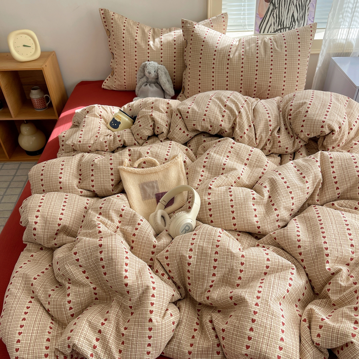 91家纺网 家纺一手货源 找家纺 优兰朵 2025新款新年热款格子条纹双拼繁花云感木棉纽扣款宿舍新款老钱风四件套 六子棋莓