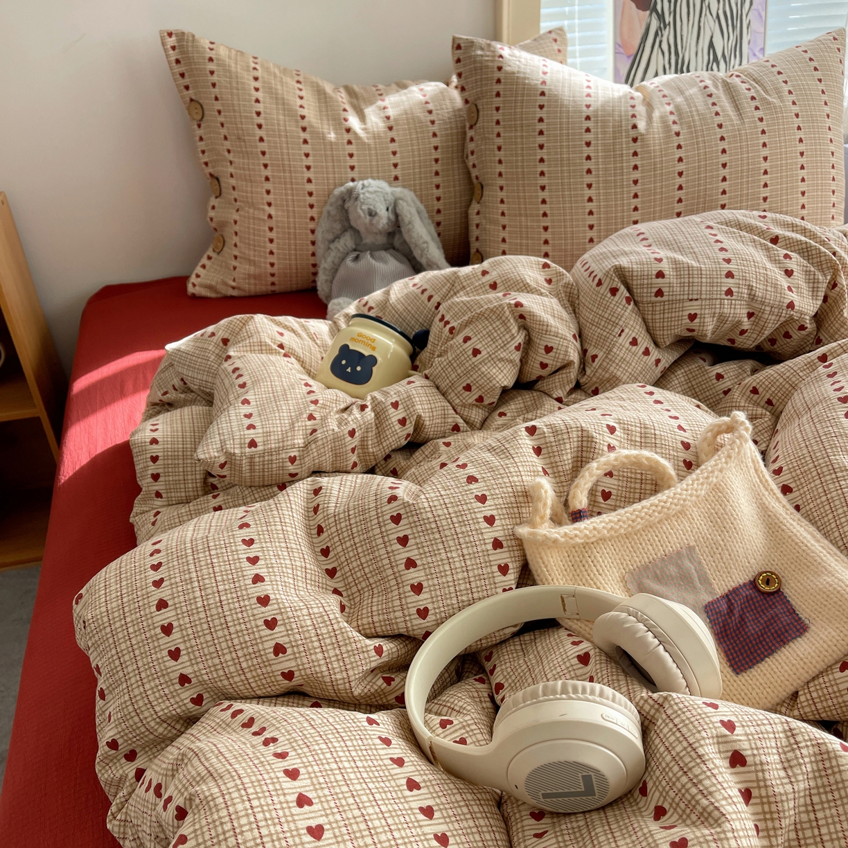 91家纺网 家纺一手货源 找家纺 优兰朵 2025新款新年热款格子条纹双拼繁花云感木棉纽扣款宿舍新款老钱风四件套 六子棋莓