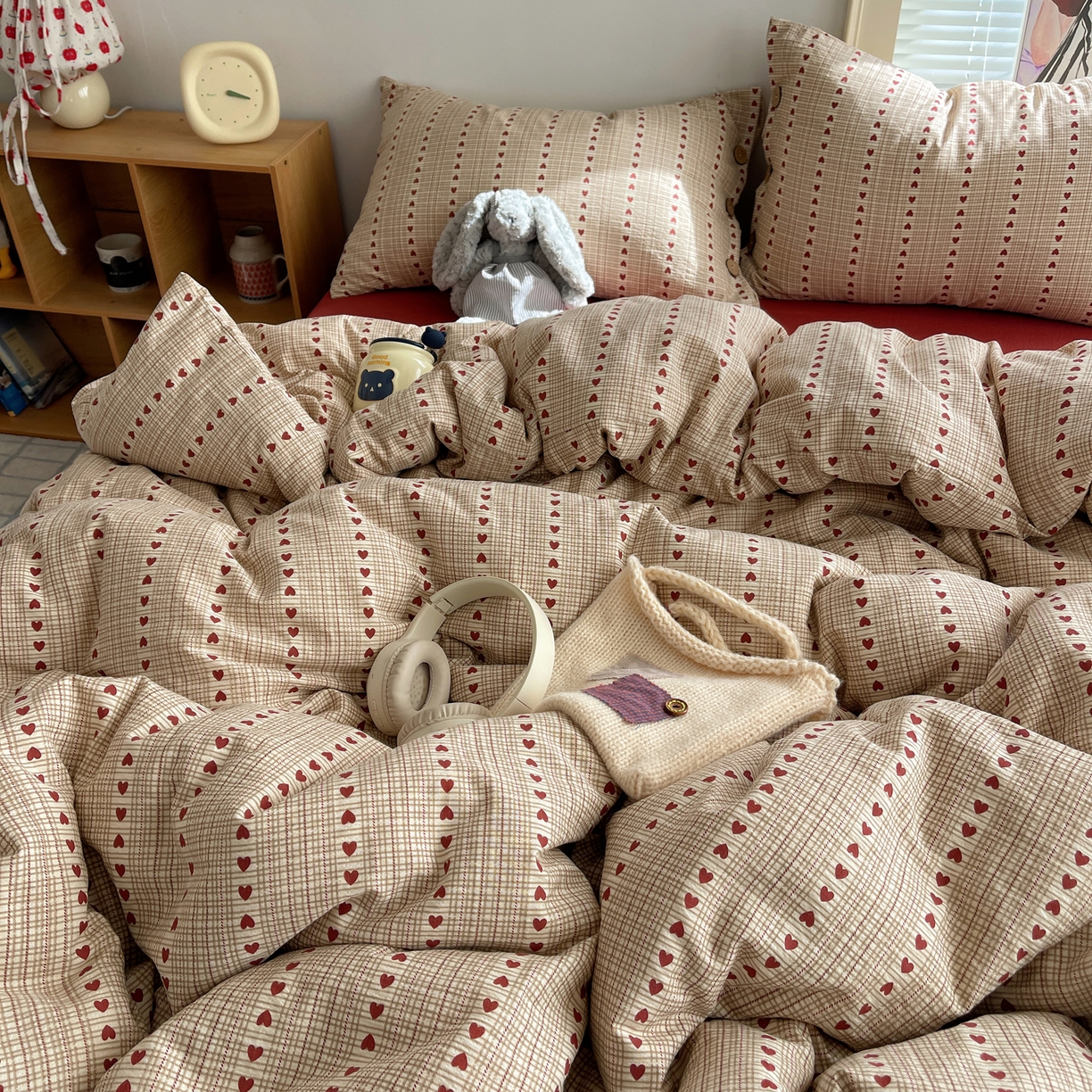 91家纺网 家纺一手货源 找家纺 优兰朵 2025新款新年热款格子条纹双拼繁花云感木棉纽扣款宿舍新款老钱风四件套 六子棋莓