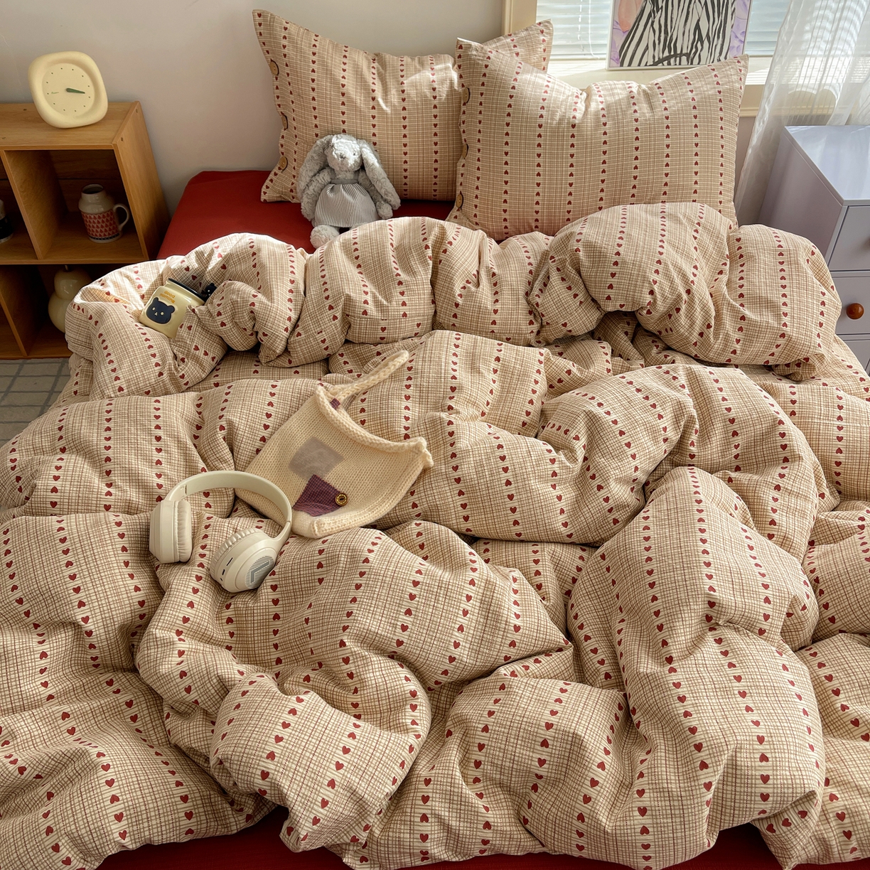 91家纺网 家纺一手货源 找家纺 优兰朵 2025新款新年热款格子条纹双拼繁花云感木棉纽扣款宿舍新款老钱风四件套 六子棋莓