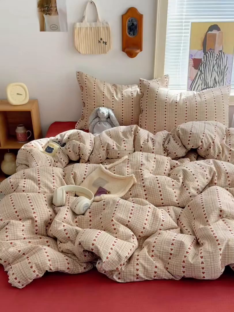 91家纺网 家纺一手货源 找家纺 优兰朵 2025新款新年热款格子条纹双拼繁花云感木棉纽扣款宿舍新款老钱风四件套 六子棋莓