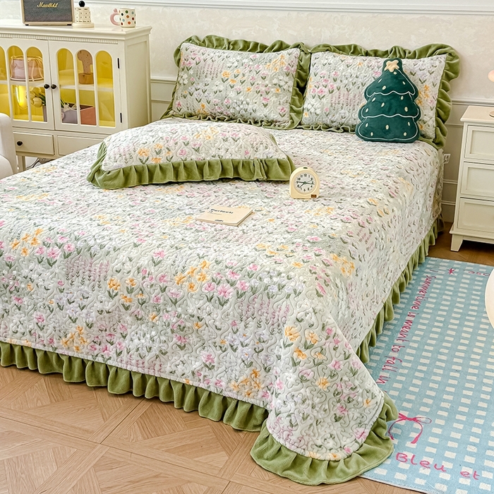 91家纺网 家纺一手货源 找家纺 （总）归属 2025新款牛奶绒花边床盖三件套系列（提供买家秀）