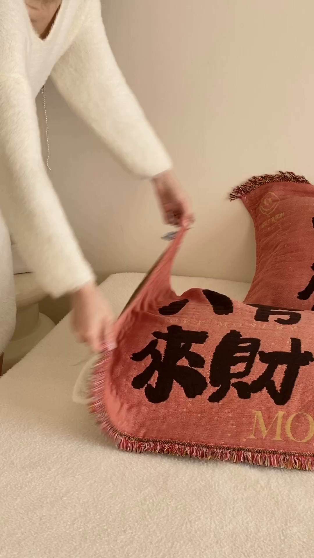 91家纺网 家纺一手货源 找家纺 （总）麻依 2025新款四层纱布全棉新年大红枕巾流苏婚庆枕盖