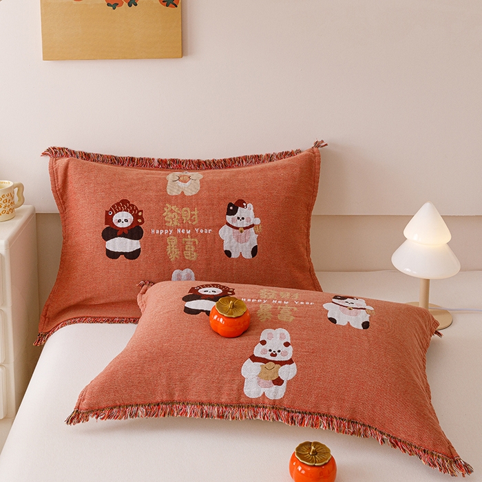 91家纺网 家纺一手货源 找家纺 麻依 2025新款四层纱布全棉新年大红枕巾流苏婚庆枕盖 发财暴富