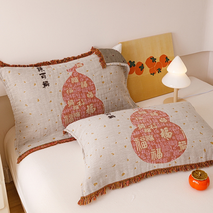 91家纺网 家纺一手货源 找家纺 麻依 2025新款四层纱布全棉新年大红枕巾流苏婚庆枕盖 福禄
