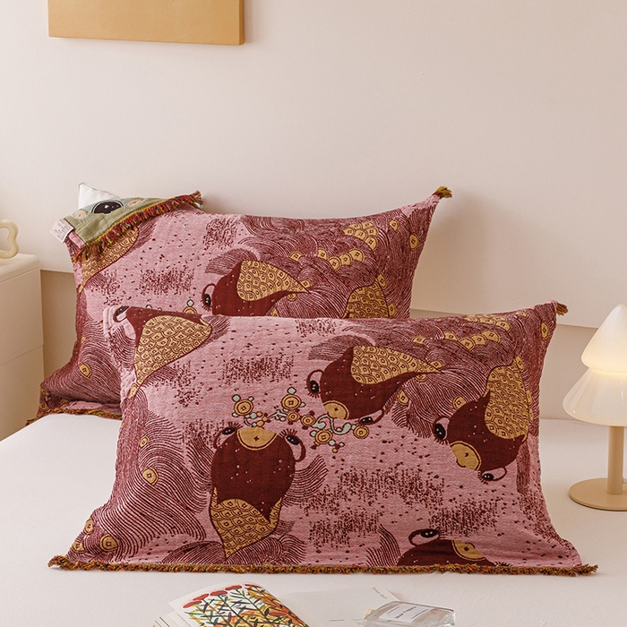 91家纺网 家纺一手货源 找家纺 麻依 2025新款四层纱布全棉新年大红枕巾流苏婚庆枕盖 锦鲤