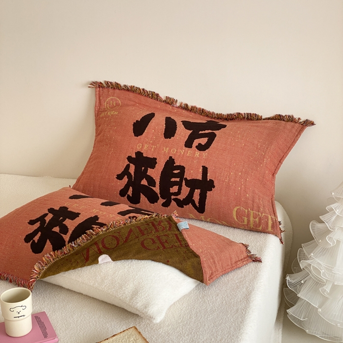 91家纺网 家纺一手货源 找家纺 麻依 2025新款四层纱布全棉新年大红枕巾流苏婚庆枕盖 八方来财