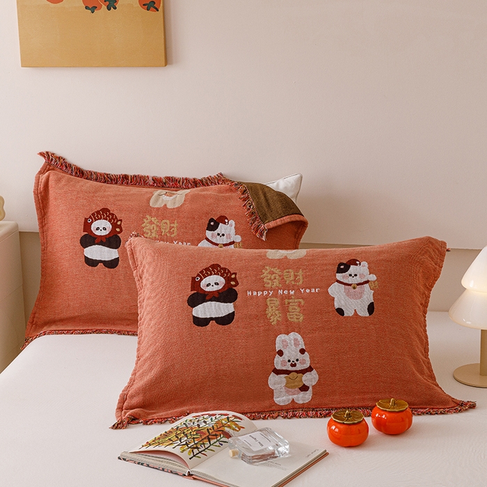 91家纺网 家纺一手货源 找家纺 麻依 2025新款四层纱布全棉新年大红枕巾流苏婚庆枕盖 发财暴富