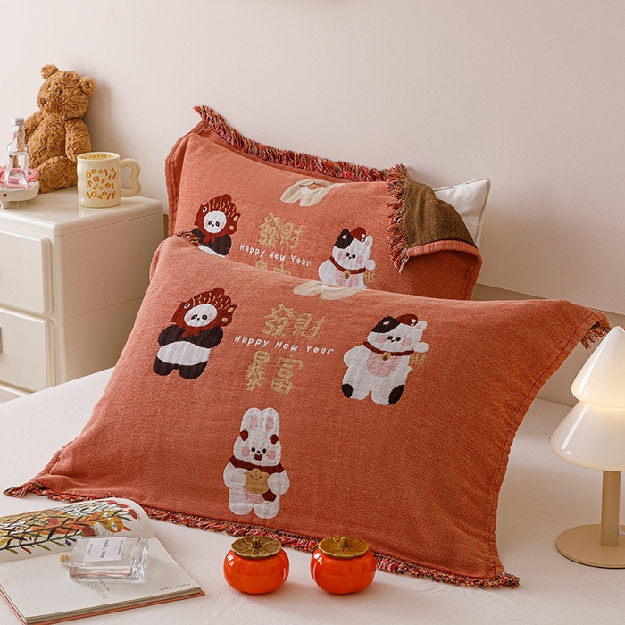 91家纺网 家纺一手货源 找家纺 麻依 2025新款四层纱布全棉新年大红枕巾流苏婚庆枕盖 发财暴富