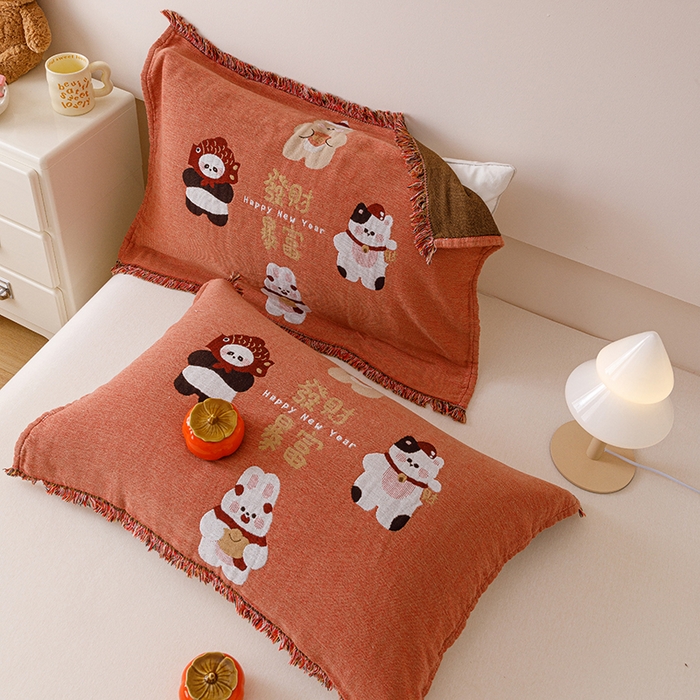 91家纺网 家纺一手货源 找家纺 麻依 2025新款四层纱布全棉新年大红枕巾流苏婚庆枕盖 发财暴富