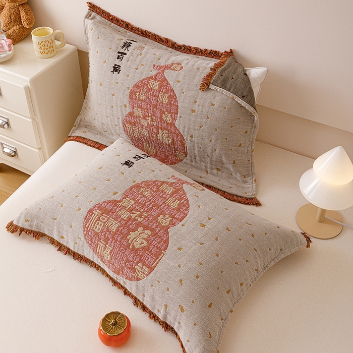 91家纺网 家纺一手货源 找家纺 麻依 2025新款四层纱布全棉新年大红枕巾流苏婚庆枕盖 福禄