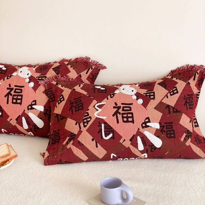 91家纺网 家纺一手货源 找家纺 麻依 2025新款四层纱布全棉新年大红枕巾流苏婚庆枕盖 福气满满