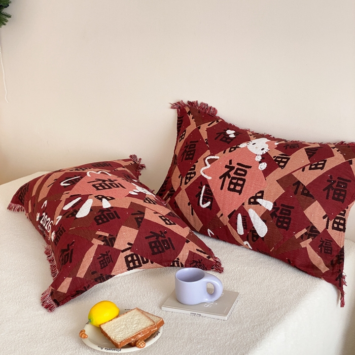 91家纺网 家纺一手货源 找家纺 麻依 2025新款四层纱布全棉新年大红枕巾流苏婚庆枕盖 福气满满