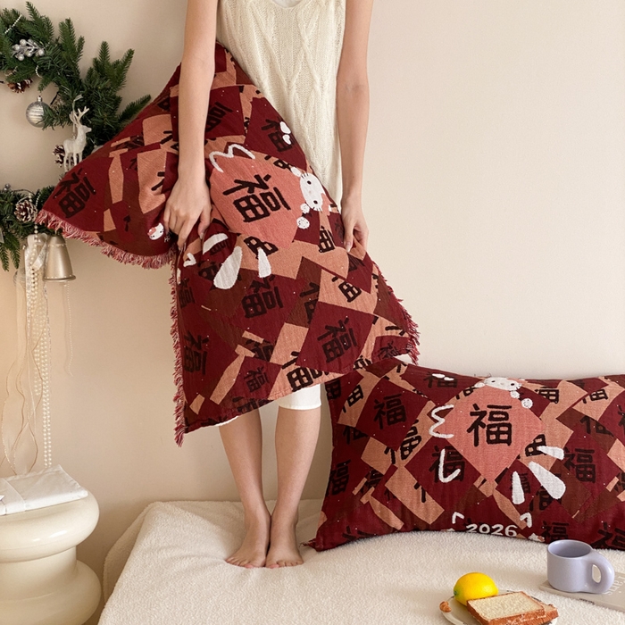 91家纺网 家纺一手货源 找家纺 麻依 2025新款四层纱布全棉新年大红枕巾流苏婚庆枕盖 福气满满