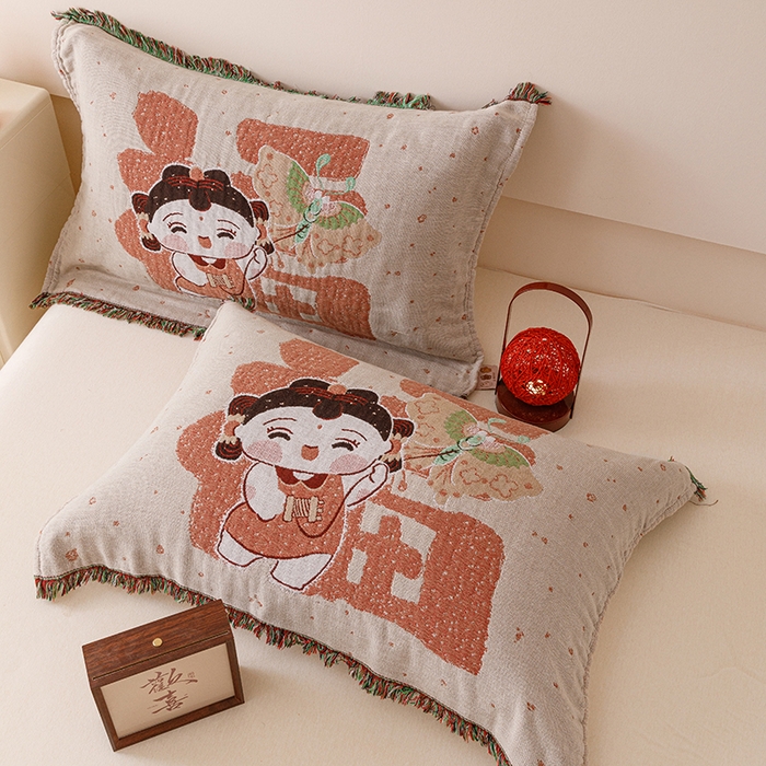 91家纺网 家纺一手货源 找家纺 麻依 2025新款四层纱布全棉新年大红枕巾流苏婚庆枕盖 福娃