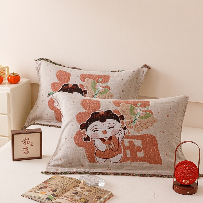 91家纺网 家纺一手货源 找家纺 麻依 2025新款四层纱布全棉新年大红枕巾流苏婚庆枕盖 福娃