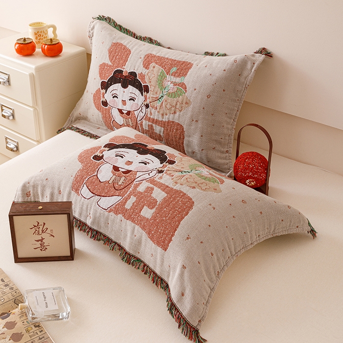 91家纺网 家纺一手货源 找家纺 麻依 2025新款四层纱布全棉新年大红枕巾流苏婚庆枕盖 福娃