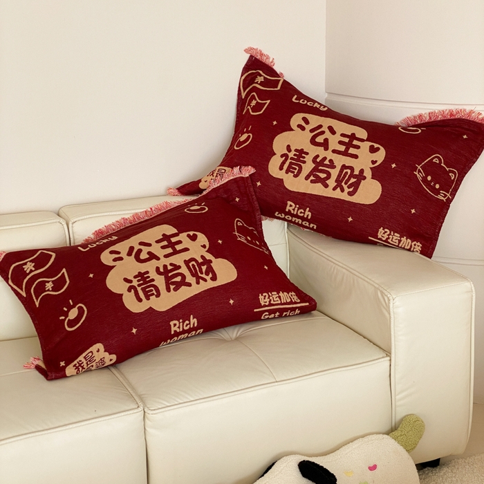 91家纺网 家纺一手货源 找家纺 麻依 2025新款四层纱布全棉新年大红枕巾流苏婚庆枕盖 公主发财