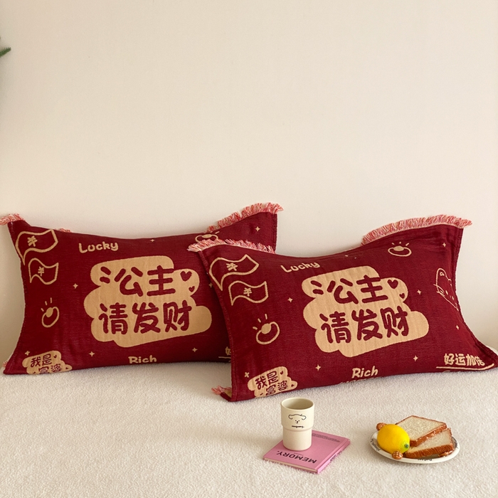 91家纺网 家纺一手货源 找家纺 麻依 2025新款四层纱布全棉新年大红枕巾流苏婚庆枕盖 公主发财