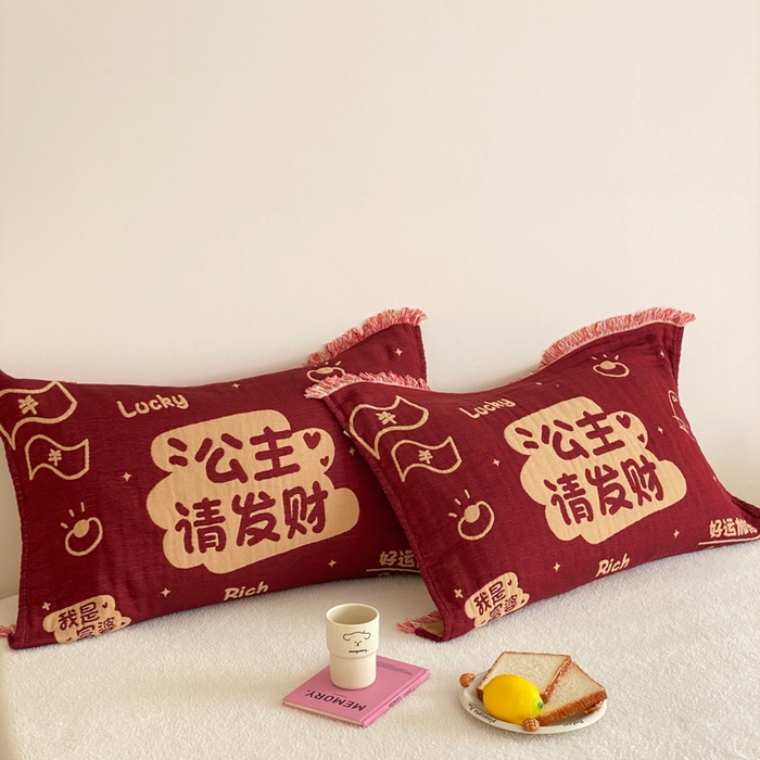 91家纺网 家纺一手货源 找家纺 麻依 2025新款四层纱布全棉新年大红枕巾流苏婚庆枕盖 公主发财