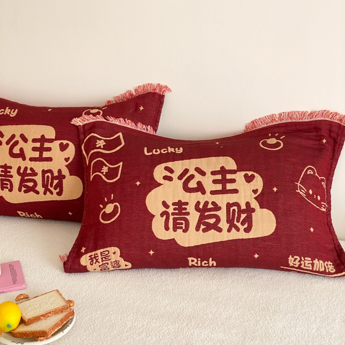 91家纺网 家纺一手货源 找家纺 麻依 2025新款四层纱布全棉新年大红枕巾流苏婚庆枕盖 公主发财