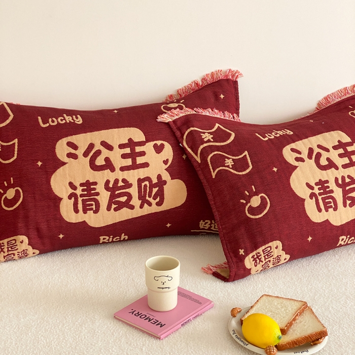 91家纺网 家纺一手货源 找家纺 麻依 2025新款四层纱布全棉新年大红枕巾流苏婚庆枕盖 公主发财