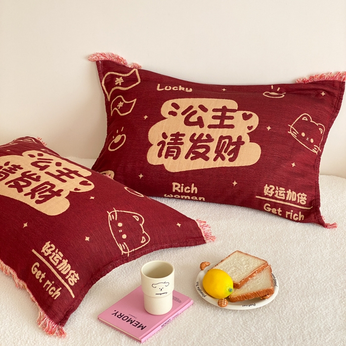 91家纺网 家纺一手货源 找家纺 麻依 2025新款四层纱布全棉新年大红枕巾流苏婚庆枕盖 公主发财