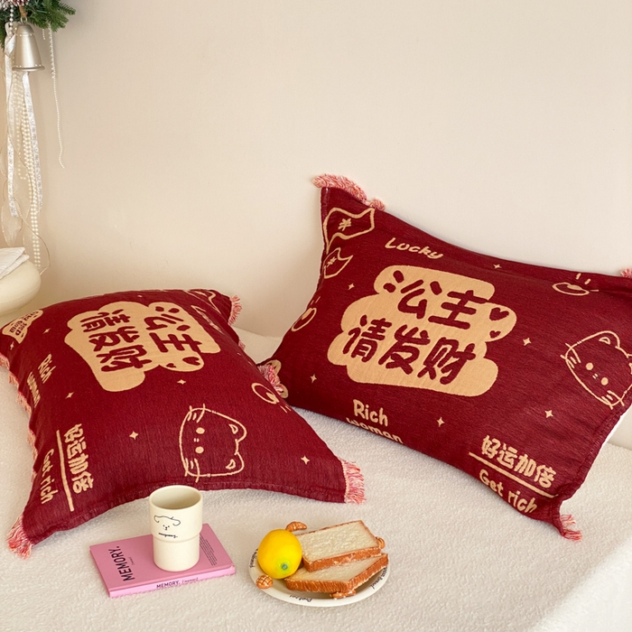 91家纺网 家纺一手货源 找家纺 麻依 2025新款四层纱布全棉新年大红枕巾流苏婚庆枕盖 公主发财