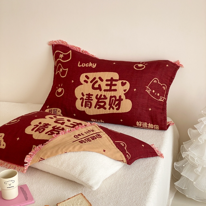 91家纺网 家纺一手货源 找家纺 麻依 2025新款四层纱布全棉新年大红枕巾流苏婚庆枕盖 公主发财