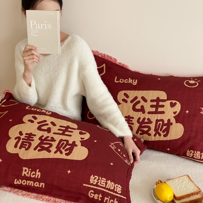 91家纺网 家纺一手货源 找家纺 麻依 2025新款四层纱布全棉新年大红枕巾流苏婚庆枕盖 公主发财