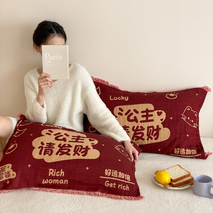 91家纺网 家纺一手货源 找家纺 麻依 2025新款四层纱布全棉新年大红枕巾流苏婚庆枕盖 公主发财