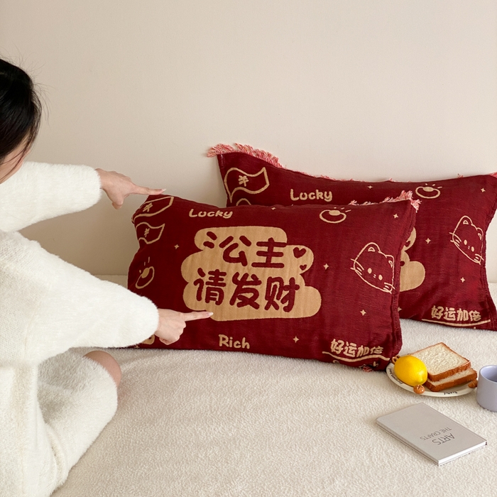 91家纺网 家纺一手货源 找家纺 麻依 2025新款四层纱布全棉新年大红枕巾流苏婚庆枕盖 公主发财