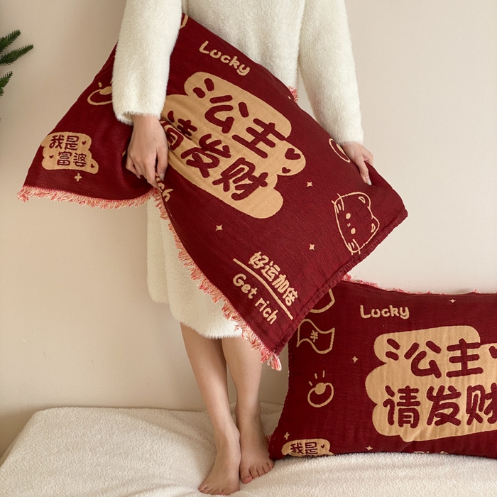 91家纺网 家纺一手货源 找家纺 麻依 2025新款四层纱布全棉新年大红枕巾流苏婚庆枕盖 公主发财