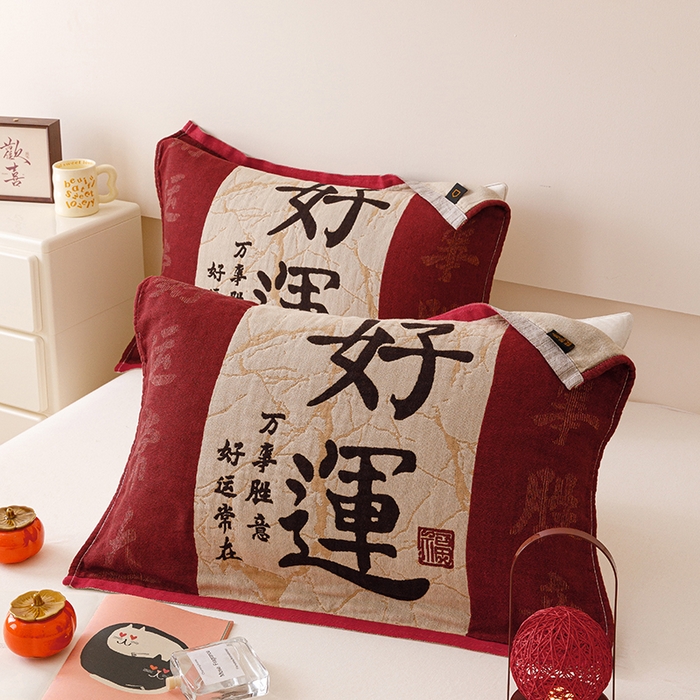 91家纺网 家纺一手货源 找家纺 麻依 2025新款四层纱布全棉新年大红枕巾流苏婚庆枕盖 好运