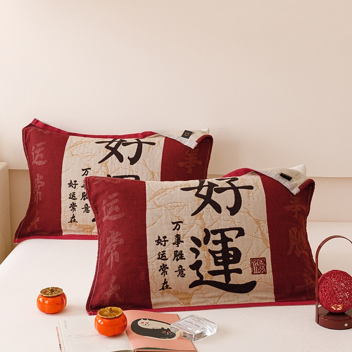 91家纺网 家纺一手货源 找家纺 麻依 2025新款四层纱布全棉新年大红枕巾流苏婚庆枕盖 好运